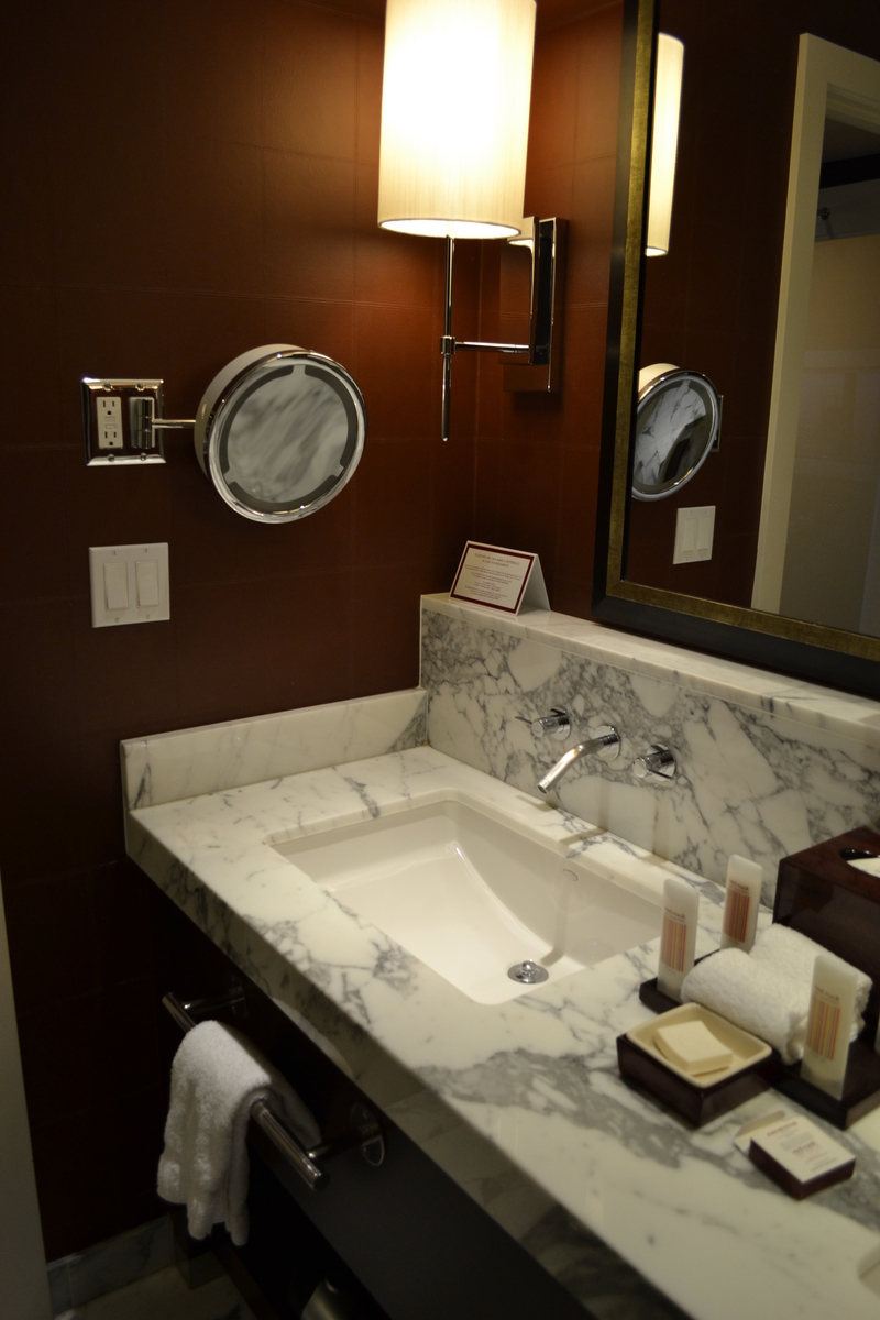 Second mirror to check the hair in back