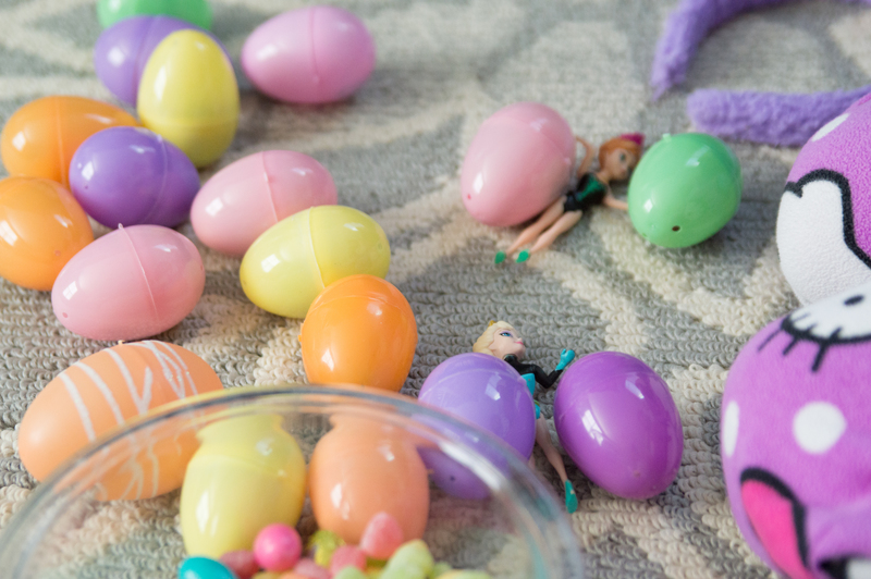 Anna and Elsa help with opening Emily's eggs